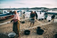 Seorang nelayan lokal memanfaatkan metode pancing tradisional ramah lingkungan saat matahari terbenam untuk mendukung keberlanjutan ekosistem laut Nusantara.
