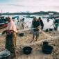 Seorang nelayan lokal memanfaatkan metode pancing tradisional ramah lingkungan saat matahari terbenam untuk mendukung keberlanjutan ekosistem laut Nusantara.