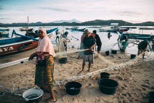 Seorang nelayan lokal memanfaatkan metode pancing tradisional ramah lingkungan saat matahari terbenam untuk mendukung keberlanjutan ekosistem laut Nusantara.