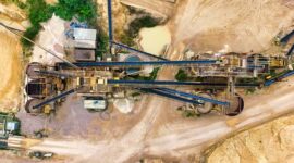 Pemandangan dari udara memperlihatkan aktivitas alat berat di kawasan hilirisasi pertambangan nikel Indonesia yang menjadi pemasok utama bahan baku baterai kendaraan listrik dunia.