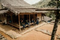 Warga masyarakat adat berjalan melintasi kawasan hutan ulayat yang terjaga kelestariannya di daerah Jawa Barat. Foto ini merekam keharmonisan hubungan antara manusia dan alam yang diwariskan secara turun-temurun.