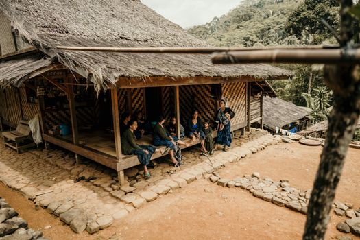 Warga masyarakat adat berjalan melintasi kawasan hutan ulayat yang terjaga kelestariannya di daerah Jawa Barat. Foto ini merekam keharmonisan hubungan antara manusia dan alam yang diwariskan secara turun-temurun.