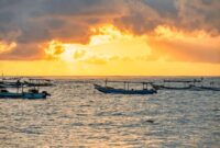 Suasana senja di sebuah perkampungan nelayan tradisional Indonesia memperlihatkan perahu-perahu kayu bersandar rapi setelah seharian berlayar mencari ikan.