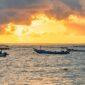 Suasana senja di sebuah perkampungan nelayan tradisional Indonesia memperlihatkan perahu-perahu kayu bersandar rapi setelah seharian berlayar mencari ikan.