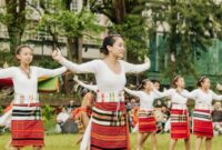 Masyarakat adat Kasepuhan Ciptagelar mengarak hasil panen padi menuju lumbung adat dalam puncak prosesi ritual Seren Taun di Sukabumi, Jawa Barat.