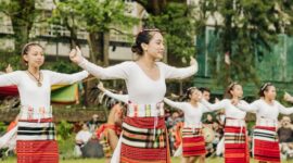 Masyarakat adat Kasepuhan Ciptagelar mengarak hasil panen padi menuju lumbung adat dalam puncak prosesi ritual Seren Taun di Sukabumi, Jawa Barat.