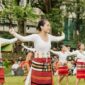 Masyarakat adat Kasepuhan Ciptagelar mengarak hasil panen padi menuju lumbung adat dalam puncak prosesi ritual Seren Taun di Sukabumi, Jawa Barat.