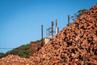 Paving block dan bahan bangunan hasil olahan limbah sisa ekstraksi mineral yang digunakan untuk fasilitas umum ramah lingkungan. Inovasi daur ulang ini membantu menekan risiko pencemaran lingkungan sekaligus menciptakan bahan bangunan yang kokoh dan berkelanjutan.