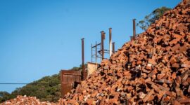 Paving block dan bahan bangunan hasil olahan limbah sisa ekstraksi mineral yang digunakan untuk fasilitas umum ramah lingkungan. Inovasi daur ulang ini membantu menekan risiko pencemaran lingkungan sekaligus menciptakan bahan bangunan yang kokoh dan berkelanjutan.