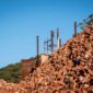 Paving block dan bahan bangunan hasil olahan limbah sisa ekstraksi mineral yang digunakan untuk fasilitas umum ramah lingkungan. Inovasi daur ulang ini membantu menekan risiko pencemaran lingkungan sekaligus menciptakan bahan bangunan yang kokoh dan berkelanjutan.