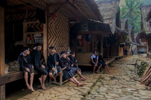 Masyarakat adat di pedalaman Indonesia saat melakukan pemantauan wilayah hutan ulayat demi menjaga kelestarian alam dan keanekaragaman hayati secara turun-temurun.