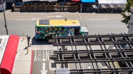 Warga memanfaatkan transportasi publik listrik dan hunian berkonsep ramah lingkungan di tengah penerapan kebijakan iklim nasional yang semakin ketat demi menekan jejak karbon perkotaan.
