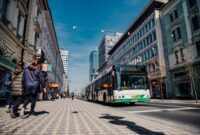 Warga perkotaan memanfaatkan transportasi publik bertenaga listrik sebagai bentuk partisipasi aktif dalam mendukung kebijakan iklim nasional untuk mengurangi emisi karbon di pusat kota.