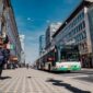 Warga perkotaan memanfaatkan transportasi publik bertenaga listrik sebagai bentuk partisipasi aktif dalam mendukung kebijakan iklim nasional untuk mengurangi emisi karbon di pusat kota.