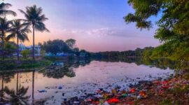 Busa putih akibat limbah industri menutupi permukaan air sungai yang merusak ekosistem alami dan mengancam sumber air bersih warga di sekitar kawasan manufaktur.