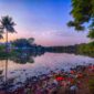 Busa putih akibat limbah industri menutupi permukaan air sungai yang merusak ekosistem alami dan mengancam sumber air bersih warga di sekitar kawasan manufaktur.