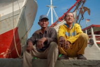 Aktivitas nelayan tradisional dan warga pesisir saat mengolah hasil laut di kawasan pantai pesisir Nusantara. Diversifikasi usaha berbasis maritim kini menjadi tumpuan utama penggerak ekonomi keluarga nelayan di Indonesia.