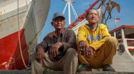 Aktivitas nelayan tradisional dan warga pesisir saat mengolah hasil laut di kawasan pantai pesisir Nusantara. Diversifikasi usaha berbasis maritim kini menjadi tumpuan utama penggerak ekonomi keluarga nelayan di Indonesia.