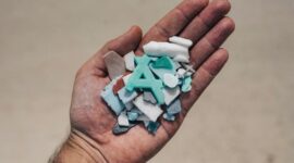 Tumpukan sampah plastik yang terdampar di pesisir pantai Indonesia menjadi ancaman nyata bagi kelestarian ekosistem laut dan kesehatan masyarakat.
