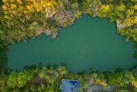 Kawasan danau buatan nan asri yang dahulu merupakan lubang tambang batu bara terbuka kini berubah menjadi destinasi wisata favorit warga untuk berekreasi.