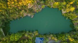 Kawasan danau buatan nan asri yang dahulu merupakan lubang tambang batu bara terbuka kini berubah menjadi destinasi wisata favorit warga untuk berekreasi.
