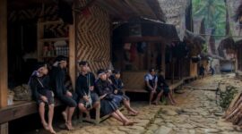 Sejumlah warga masyarakat adat beraktivitas di sekitar wilayah hutan kelola mereka yang asri, menjaga kelestarian tradisi leluhur di tengah arus modernisasi.