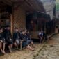 Sejumlah warga masyarakat adat beraktivitas di sekitar wilayah hutan kelola mereka yang asri, menjaga kelestarian tradisi leluhur di tengah arus modernisasi.