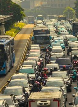 Jejak Emisi BBM dalam Kehidupan Sehari-hari dan Solusi Ramah Lingkungan untuk Warga Kota
