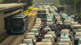 Deretan kendaraan yang terjebak kemacetan di jalan protokol kota menyemburkan asap emisi gas buang yang berpotensi menurunkan kualitas udara dan mengganggu kesehatan masyarakat sekitar.