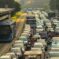 Deretan kendaraan yang terjebak kemacetan di jalan protokol kota menyemburkan asap emisi gas buang yang berpotensi menurunkan kualitas udara dan mengganggu kesehatan masyarakat sekitar.