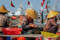 Pelaku UMKM perempuan di kawasan pesisir mengemas produk olahan laut hasil olahan mandiri yang kini mampu menembus pasar nasional. Kegiatan diversifikasi usaha ini menjadi motor penggerak utama dalam meningkatkan kesejahteraan keluarga nelayan secara berkelanjutan.