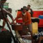 Seorang nelayan tradisional di perairan pesisir Indonesia menggunakan teknik pancing ulur ramah lingkungan untuk menangkap ikan tanpa merusak ekosistem terumbu karang.