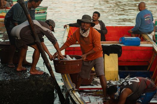 Seorang nelayan tradisional di perairan pesisir Indonesia menggunakan teknik pancing ulur ramah lingkungan untuk menangkap ikan tanpa merusak ekosistem terumbu karang.