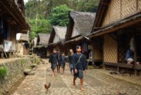 Warga lokal berpatroli bersama untuk memastikan keasrian hutan lindung tetap terjaga dari ancaman pembalakan liar dan perburuan satwa.