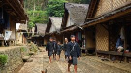 Warga lokal berpatroli bersama untuk memastikan keasrian hutan lindung tetap terjaga dari ancaman pembalakan liar dan perburuan satwa.