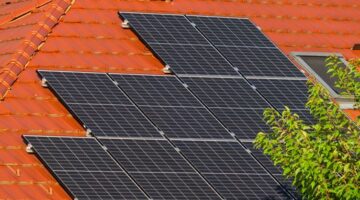 Pemasangan panel surya atap pada hunian modern kini makin diminati warga perkotaan Indonesia sebagai langkah efisiensi energi sekaligus kepedulian terhadap kelestarian lingkungan.