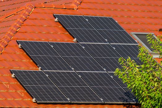 Pemasangan panel surya atap pada hunian modern kini makin diminati warga perkotaan Indonesia sebagai langkah efisiensi energi sekaligus kepedulian terhadap kelestarian lingkungan.