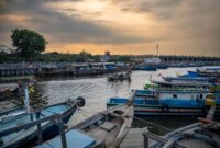 Warga lokal pesisir sedang menjemur dan mengolah hasil rumput laut segar sebagai bagian dari diversifikasi produk ekonomi berbasis kearifan lokal.