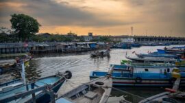 Warga lokal pesisir sedang menjemur dan mengolah hasil rumput laut segar sebagai bagian dari diversifikasi produk ekonomi berbasis kearifan lokal.