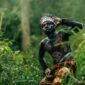Anggota masyarakat adat bersama pemuda lokal menggunakan perangkat pemetaan digital untuk mendokumentasikan batas-batas hutan ulayat mereka di kawasan pegunungan Indonesia.