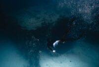 Seorang penyelam lokal sedang merawat struktur pembibitan karang buatan di kawasan konservasi perairan Indonesia sebagai bagian dari upaya restorasi ekosistem laut.