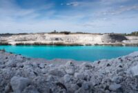 Kawasan telaga buatan di area bekas penambangan batu bara yang telah direklamasi menjadi ruang terbuka hijau dan destinasi wisata air bagi masyarakat setempat.
