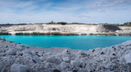 Kawasan telaga buatan di area bekas penambangan batu bara yang telah direklamasi menjadi ruang terbuka hijau dan destinasi wisata air bagi masyarakat setempat.