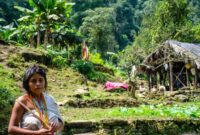 Warga masyarakat adat berjalan melintasi kawasan hutan ulayat yang terjaga kelestariannya sebagai bukti kearifan lokal dalam memelihara keseimbangan ekosistem alam.