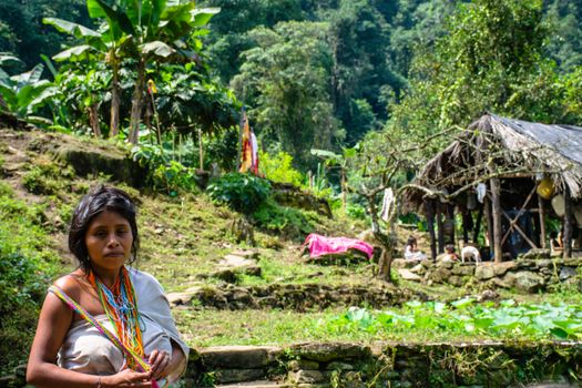 Warga masyarakat adat berjalan melintasi kawasan hutan ulayat yang terjaga kelestariannya sebagai bukti kearifan lokal dalam memelihara keseimbangan ekosistem alam.
