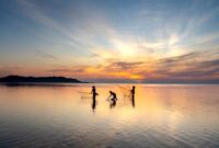 Sejumlah nelayan tradisional di wilayah pesisir Indonesia menggunakan metode penangkapan ikan ramah lingkungan guna menjaga ketersediaan populasi hayati laut tetap lestari bagi generasi mendatang.