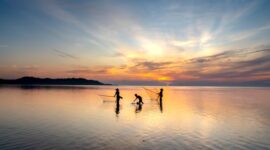 Sejumlah nelayan tradisional di wilayah pesisir Indonesia menggunakan metode penangkapan ikan ramah lingkungan guna menjaga ketersediaan populasi hayati laut tetap lestari bagi generasi mendatang.