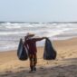 Pemandangan pesisir pantai Indonesia yang memperlihatkan kontras antara keindahan laut biru dan pentingnya menjaga ekosistem dari ancaman limbah plastik.