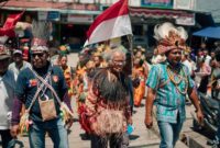 Tetua adat Baduy melakukan ritual penghormatan terhadap alam di kawasan hutan tutupan Kabupaten Lebak, Banten. Tradisi pembagian kawasan hutan ini terbukti efektif menjaga kestabilan mata air serta mencegah bencana banjir bandang selama berabad-abad.