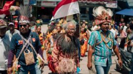 Tetua adat Baduy melakukan ritual penghormatan terhadap alam di kawasan hutan tutupan Kabupaten Lebak, Banten. Tradisi pembagian kawasan hutan ini terbukti efektif menjaga kestabilan mata air serta mencegah bencana banjir bandang selama berabad-abad.